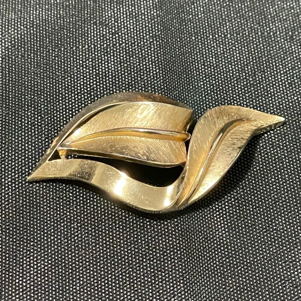 Vintage Signed Trifari Brooch Pin Gold Tone Leaf Swirl Design Textured Finish